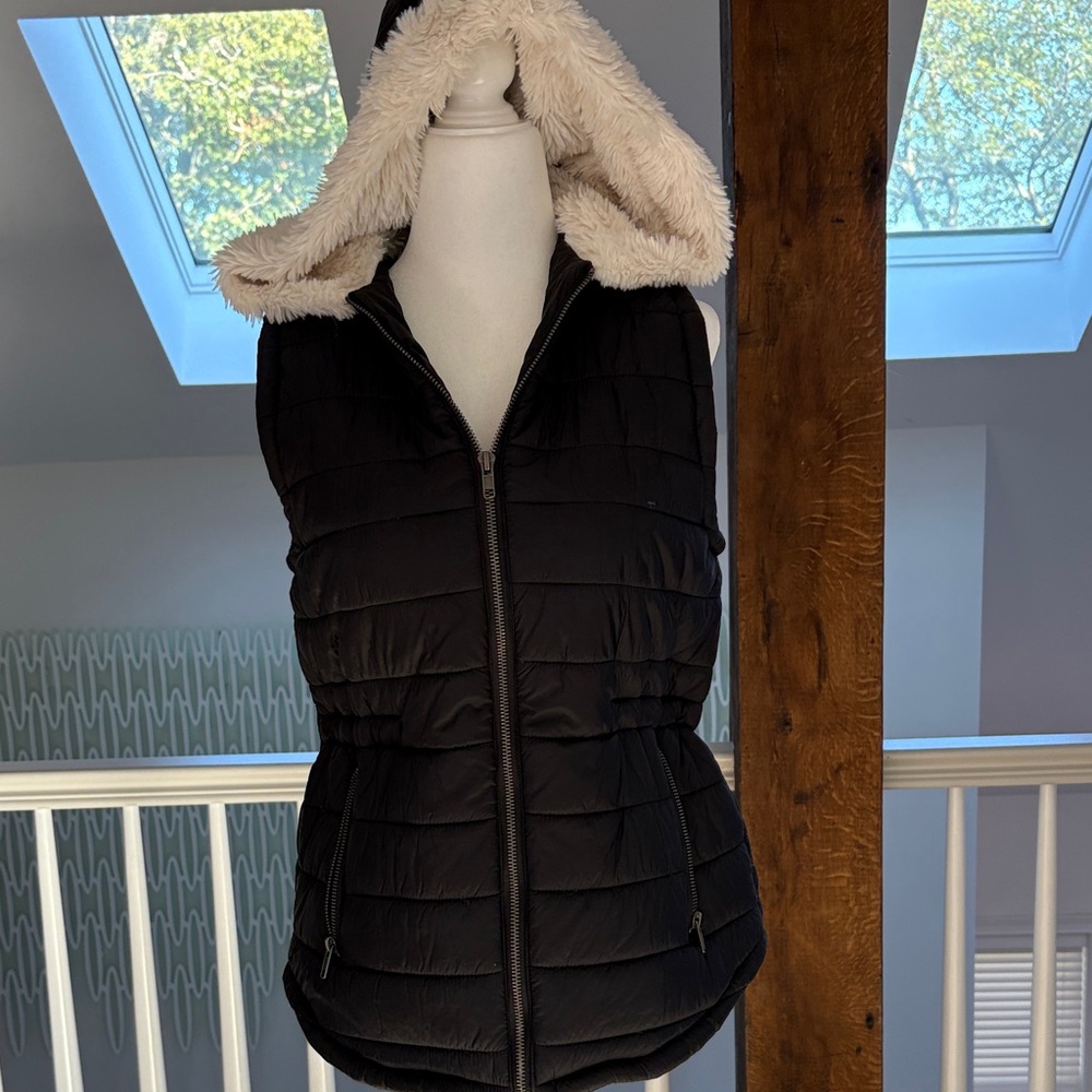 BB Dakota Black Vest with Cream Faux Fur Trim